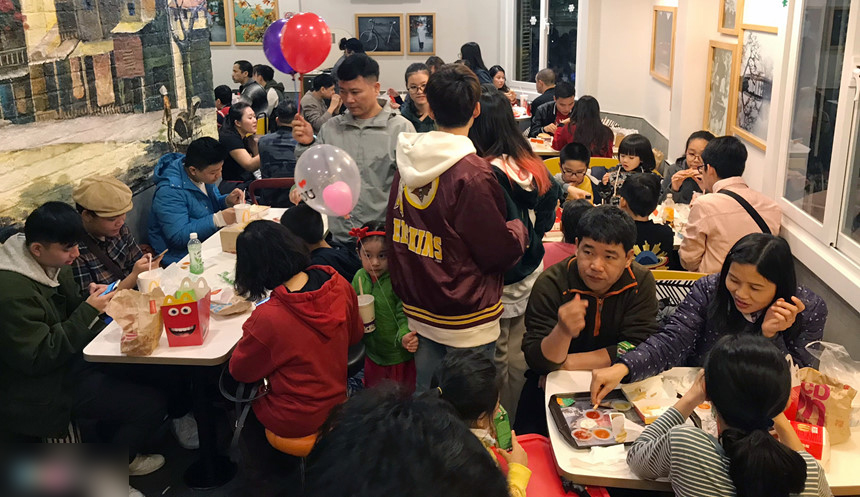 Biển người ra đường đón Giáng sinh